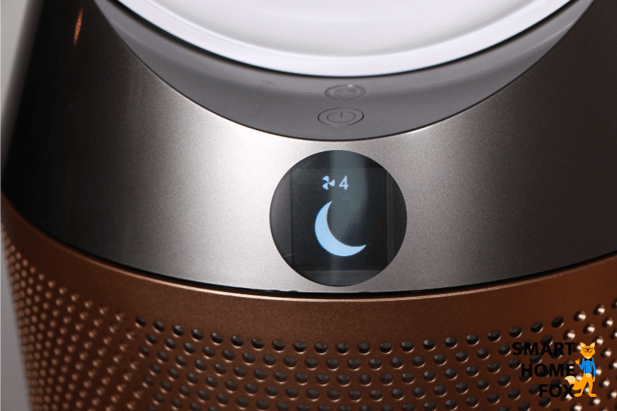 Die Displaybeleuchtung vom Dyson Purifier Humidify+Cool Formaldehyde PH04 zeigt die Einstellung in normaler Helligkeit